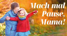 Mutti-Kind-Auszeit, Frau mit Mädchen und Herbstlaub
